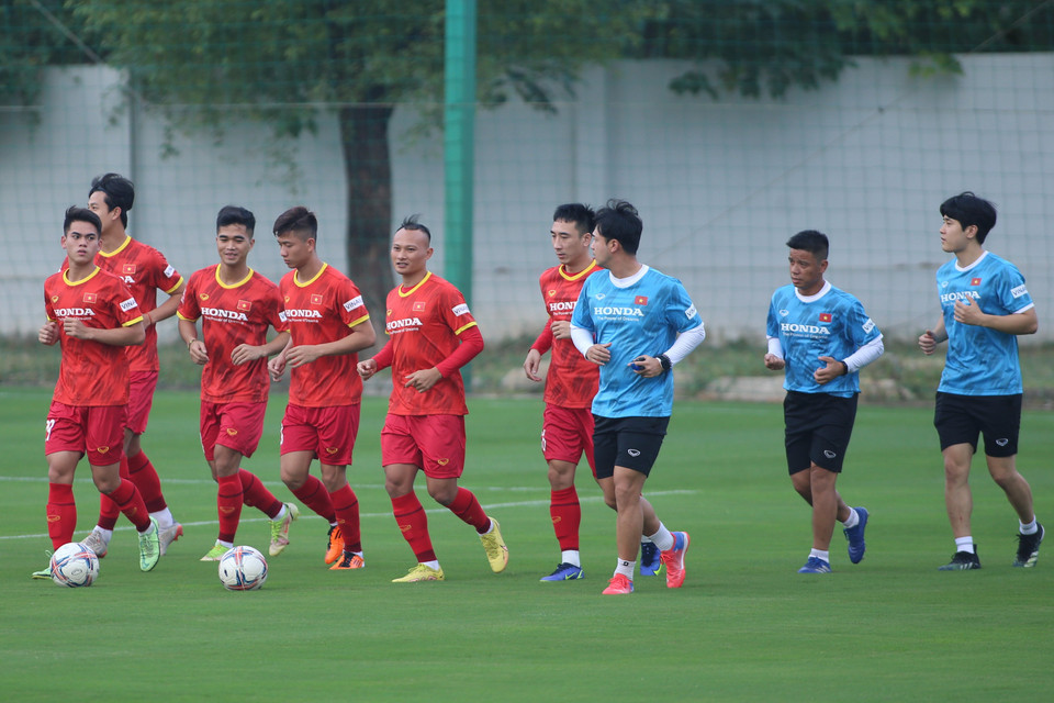 Đội tuyển Việt Nam chưa có đầy đủ nhân sự ở thời điểm này khi vắng nhóm cầu thủ thi đấu tại Cúp Quốc gia và tập trung muộn. Một số tiền vệ đáng chú ý như Quang Hải, Hoàng Đức cũng đang ở nước ngoài và cũng chỉ hội quân trong thời gian tới. (Ảnh: Hiển Nguyễn/Vietnam+)