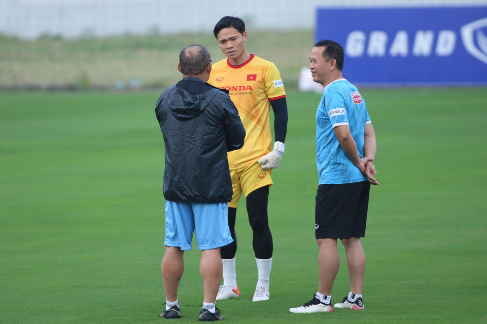 Ở buổi tập này, huấn luyện viên Park Hang-seo dành nhiều thời gian hỏi thăm các cầu thủ, đặc biệt với nhóm thủ môn và gương mặt trẻ. (Ảnh: Hiển Nguyễn/Vietnam+)