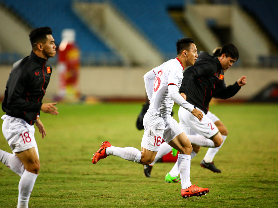 Thời tiết thay đổi, các cầu thủ chủ động giữ ấm bằng việc mặc thêm áo giữ nhiệt bên trong. (Ảnh: Nguyên An/Vietnam+)