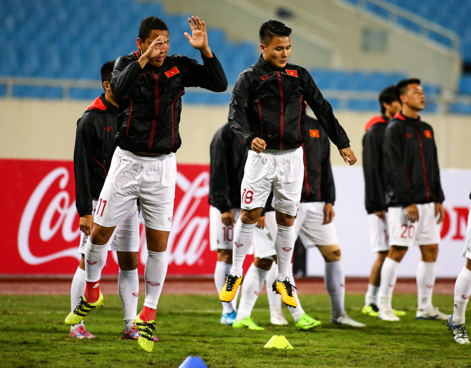 Toàn đội tuyển Việt Nam cho thấy sự quyết tâm trong buổi tập, sẵn sàng thắng Thái Lan ở trận đấu vào ngày mai dù thời tiết chưa ủng hộ. (Ảnh: Nguyên An/Vietnam+) 