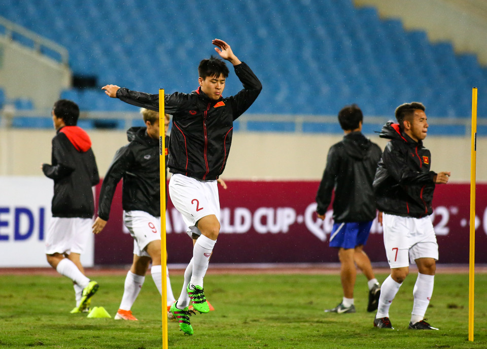 Trời lạnh hơn, chênh lệch nhiệt độ có thể là khó khăn cho tuyển Việt Nam tập luyện cũng như thi đấu với Thái Lan ở trận đấu lúc 20 giờ ngày mai (19/11) tại vòng loại World Cup 2022. (Ảnh: Nguyên An/Vietnam+)