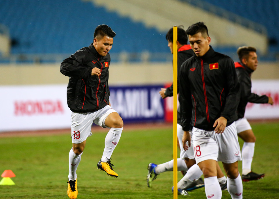 Trong các buổi tập trước đây của tuyển Việt Nam, thời tiết Hà Nội tương đối dễ chịu với nắng nhẹ và nhiệt độ trung bình. Bởi vậy, thời tiết bất ngờ thay đổi sẽ là trở ngại lớn cho Quang Hải và đồng đội. (Ảnh: Nguyên An/Vietnam+)