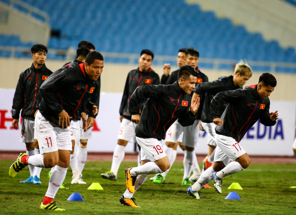 Tuy nhiên trở ngại này không đáng kể . Ở buổi tập làm quen sân thi đấu Mỹ Đình vào tối 18/11, các cầu thủ thực hiện trơn tru với thể lực sung mãn. (Ảnh: Nguyên An/Vietnam+)