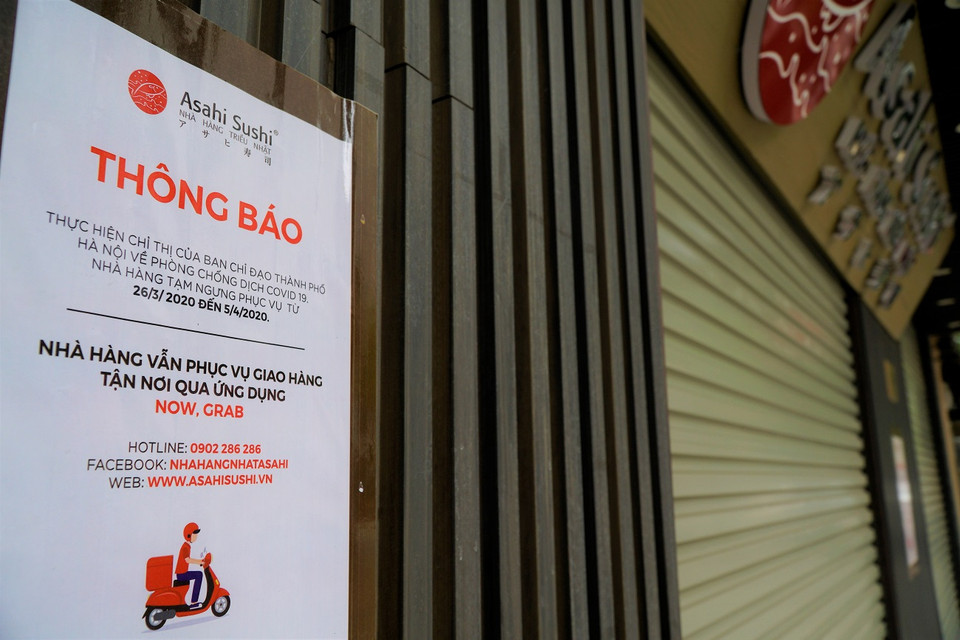 Trước đó, chiều 25/3, Chủ tịch Uỷ ban Nhân dân thành phố Hà Nội đã yêu cầu tất cả các hàng quán như càphê, dịch vụ giải trí tạm thời đóng cửa để tránh sự lây lan của dịch COVID-19. (Ảnh: Minh Hiếu/Vietnam+)