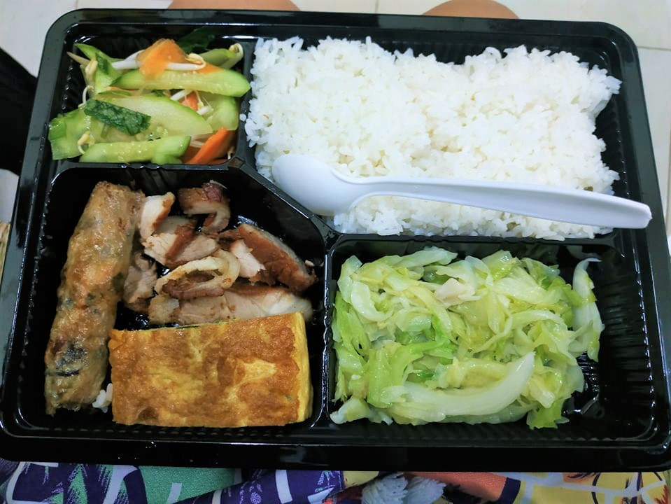 Khẩu phần ăn có giá 57.000 đồng/ngày khiến nhiều gia đình an tâm khi có con cái trong khu vực cách ly. (Ảnh: CTV/Vietnam+)