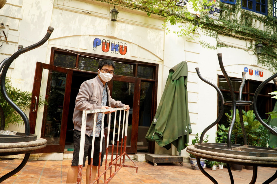 Anh Đào Văn Trường, quản lý cửa hàng cafe Puku phố Tống Duy Tân cho biết cửa hàng hàng đã đóng cửa từ ngày 25/3. (Ảnh: Minh Hiếu/Vietnam+)