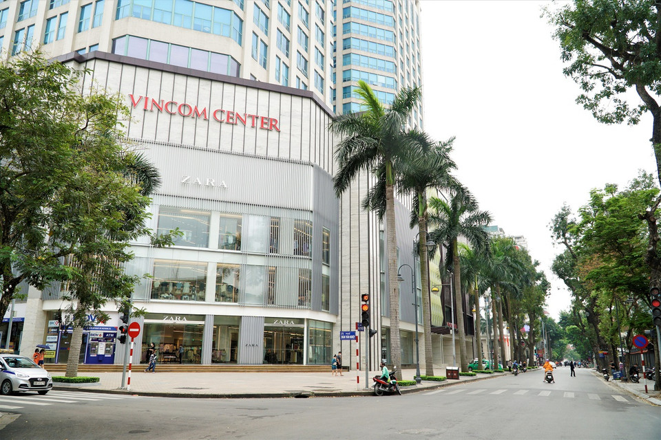 Trung tâm mua sắm Vincom phố Bà Triệu vắng ngắt. (Ảnh: Minh Hiếu/Vietnam+)