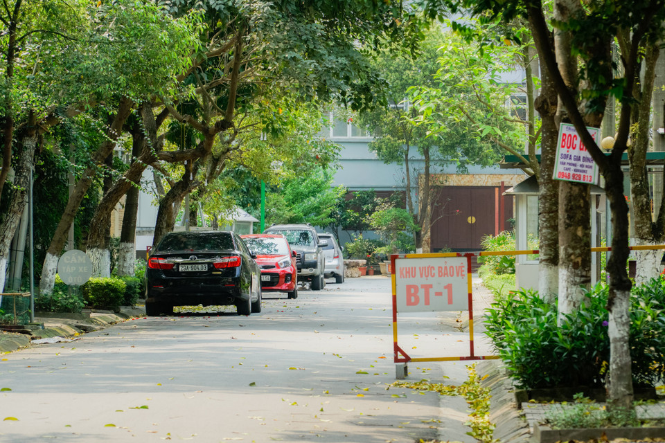 Hầu hết các hàng quán xung quanh khu vực cách ly đều đóng cửa. (Ảnh: Minh Hiếu/Vietnam+)