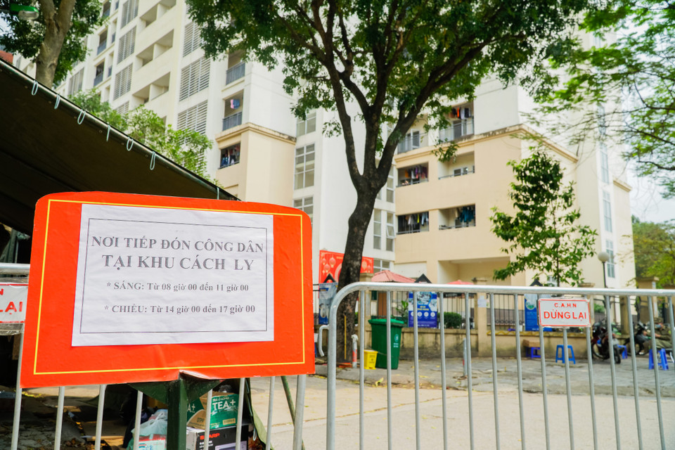 Khu vực tiếp đón công dân đều đề biển thông báo giờ tiếp đón cụ thể. (Ảnh: Minh Hiếu/Vietnam+)