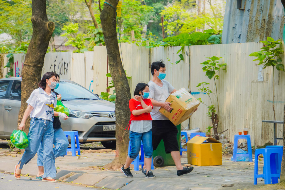 Đầu giờ chiều 24/3, nhiều gia đình hối hả mang đồ tiếp tế gửi qua bộ phận tiếp nhận cho con cái. (Ảnh: Minh Hiếu/Vietnam+)