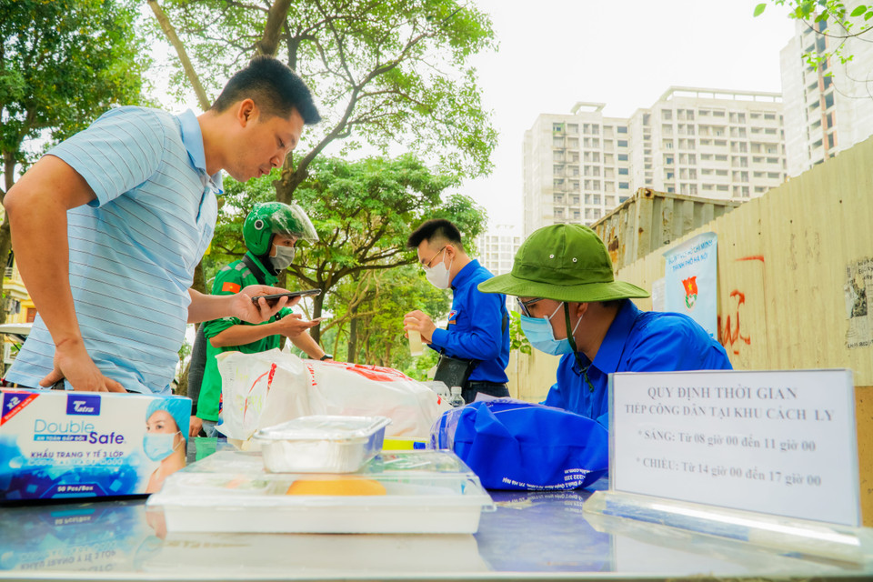 Khu nhà ở sinh viên Pháp Vân - Tứ Hiệp có 2 toà, mỗi toà cao 19 tầng. Những người đã và sắp đến đến khu nhà ở trên để cách ly đều từ các nước có dịch Covid-19 tới. Hai toà này có quy mô 4.000 chỗ lưu trú. (Ảnh: Minh Hiếu/Vietnam+)