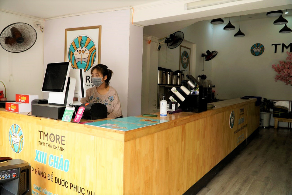 Trước việc Hà Nội đã yêu cầu các hàng quán như càphê, dịch vụ giải trí tạm thời đóng cửa để tránh sự lây lan của dịch COVID-19, một cửa hàng trà chanh ngừng tiếp khách đến sử dụng dịch vụ, chỉ nhận mua mang về. (Ảnh: Minh Hiếu/Vietnam+)