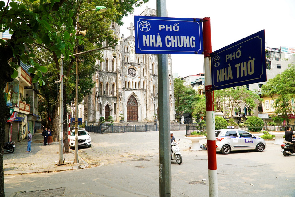 Khu vực Nhà Chung-Nhà Thờ (Hoàn Kiếm, Hà Nội) là nơi tụ tập đông đúc nay cũng đã vắng vẻ. (Ảnh: Minh Hiếu/Vietnam+)