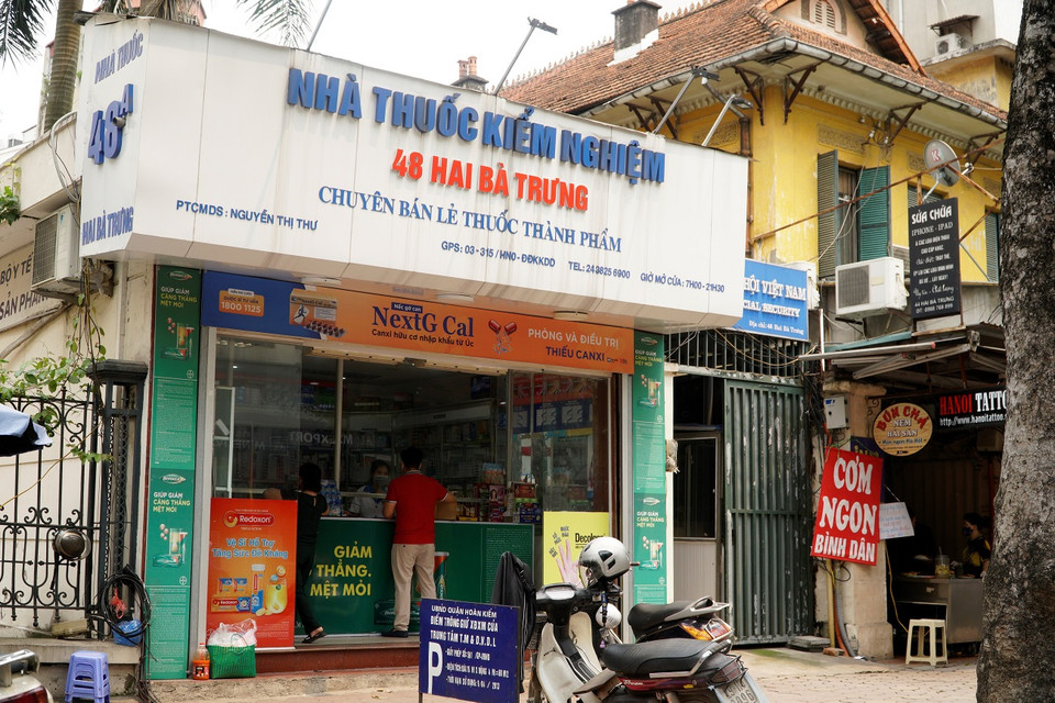 Những cửa hàng tạp hoá, nhà thuốc mở cửa để phục vụ nhu cầu thiết yếu của người dân. (Ảnh: Minh Hiếu/Vietnam+)