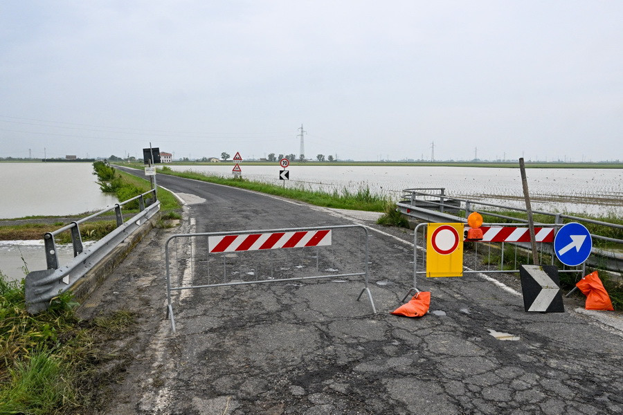 Tuyến đường bị đóng cửa do ngập lụt tại Fornace Zarattini thuộc vùng Emilia-Romagna, Italy, ngày 20/5/2023.(Ảnh: AFP/TTXVN) 