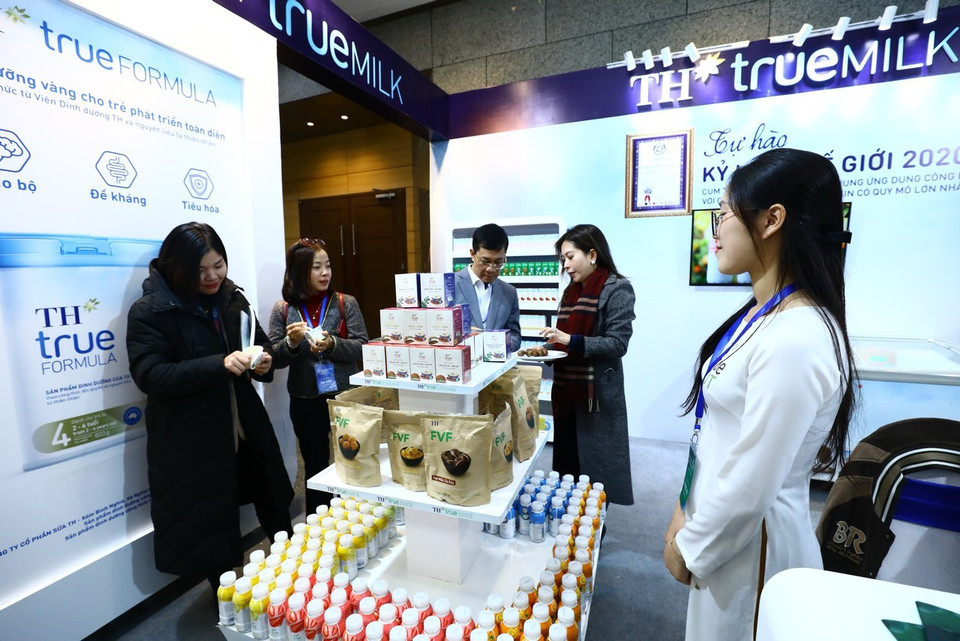 Các nhà ngoại giao rất ấn tượng và thích thú với những sản phẩm chất lượng quốc tế, hoàn toàn tự nhiên và tốt cho sức khỏe của Tập đoàn TH. (Ảnh: PV/Vietnam+)