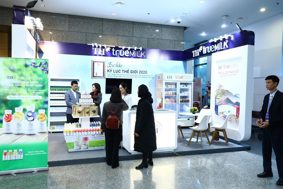 Liên tục các đoàn khách đến thăm quan và tìm hiểu với mong muốn được trải nghiệm và có thể giới thiệu sản phẩm của TH đến bạn bè quốc tế như là một thương hiệu quốc gia, mang trọn vẹn niềm tự hào về hàng Việt Nam chất lượng cao. (Ảnh: PV/Vietnam+)