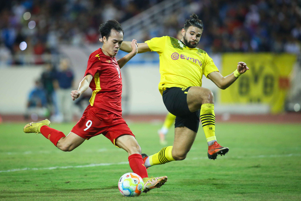 Điều này giúp tuyển Việt Nam có phần lấn lướt hơn đối thủ ở khoảng thời gian cuối trận. Lúc này, câu lạc bộ Borussia Dortmund cũng đã rút bớt những cầu thủ quan trọng. (Ảnh: PV/Vietnam+)