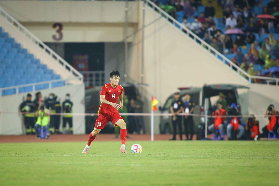 Dù phải đối đầu đối thủ mạnh hơn, song tuyển Việt Nam thể hiện được lối chơi hợp lý cùng tinh thần thi đấu cao. (Ảnh: PV/Vietnam+)