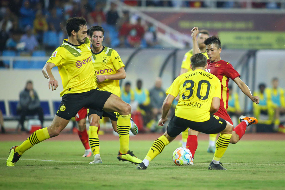 Kết thúc hiệp một, hai đội hòa với tỷ số 1-1 và có phần trùng xuống với lối chơi thiên về sở hữu bóng và không đẩy cao tốc độ. (Ảnh: PV/Vietnam+)