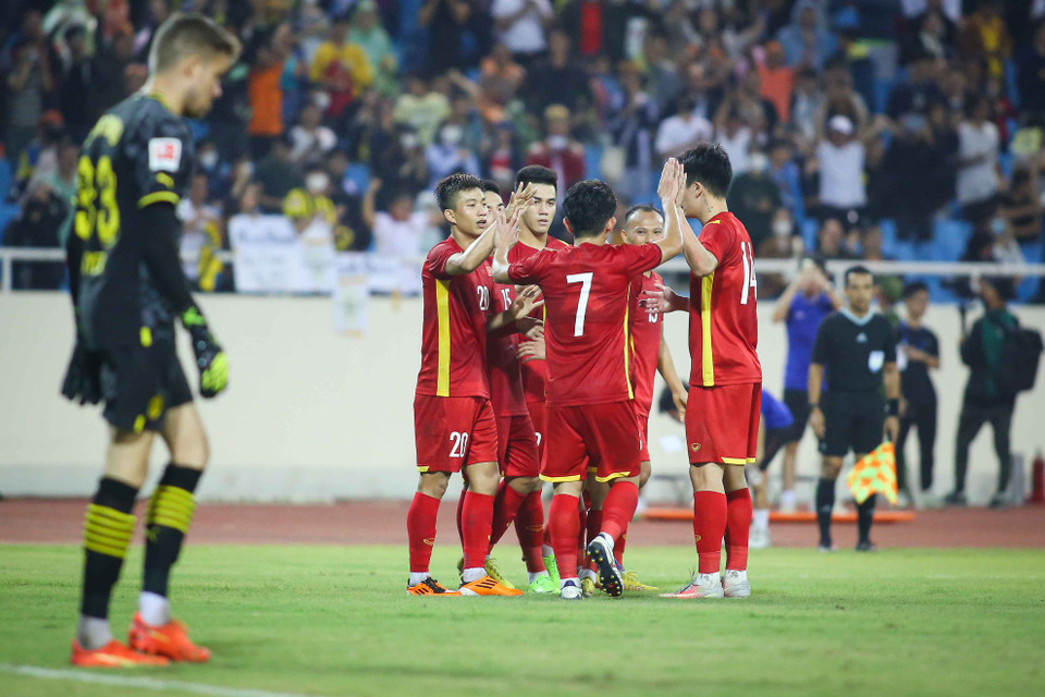 Tới phút 36, tiền đạo Tiến Linh ghi bàn gỡ hòa cho đoàn quân áo đỏ sao vàng sau một tình huống dàn xếp tấn công nhanh. (Ảnh: PV/Vietnam+)