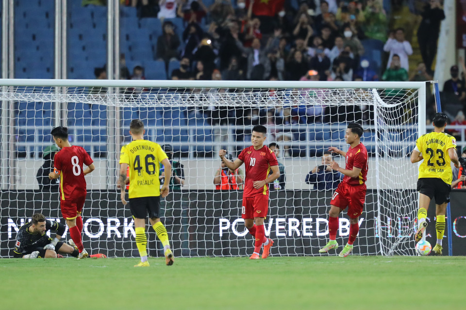 Tới phút 85, Văn Thanh bị phạm lỗi trong vòng cấm, giúp tuyển Việt Nam hưởng phạt đền. Trên chấm 11m, tiền đạo Tuấn Hải thực hiện cú sút quyết đoán, giúp tuyển Việt Nam ấn định chiến thắng ngược 2-1 trước câu lạc bộ Borussia Dortmund. (Ảnh: PV/Vietnam+)