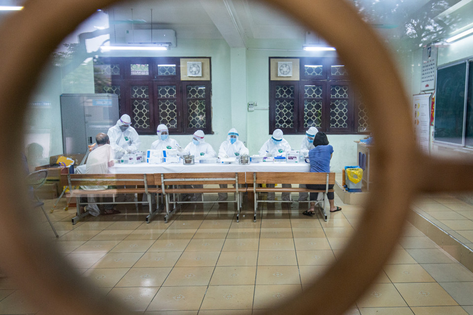 Sau khi khai báo, tờ khai được chuyển tới phòng xét nghiệm.