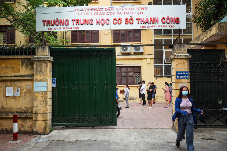 Tại phường Thành Công (Quận Ba Đình), xét nghiệm nhanh được tổ chức tại Trường THCS Thành Công. (Ảnh: PV/Vietnam+)