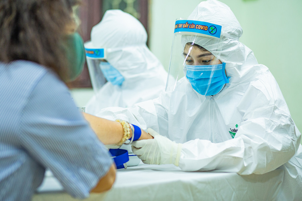 Đội ngũ y bác sĩ phải làm việc và tiếp xúc liên tục với người dân.