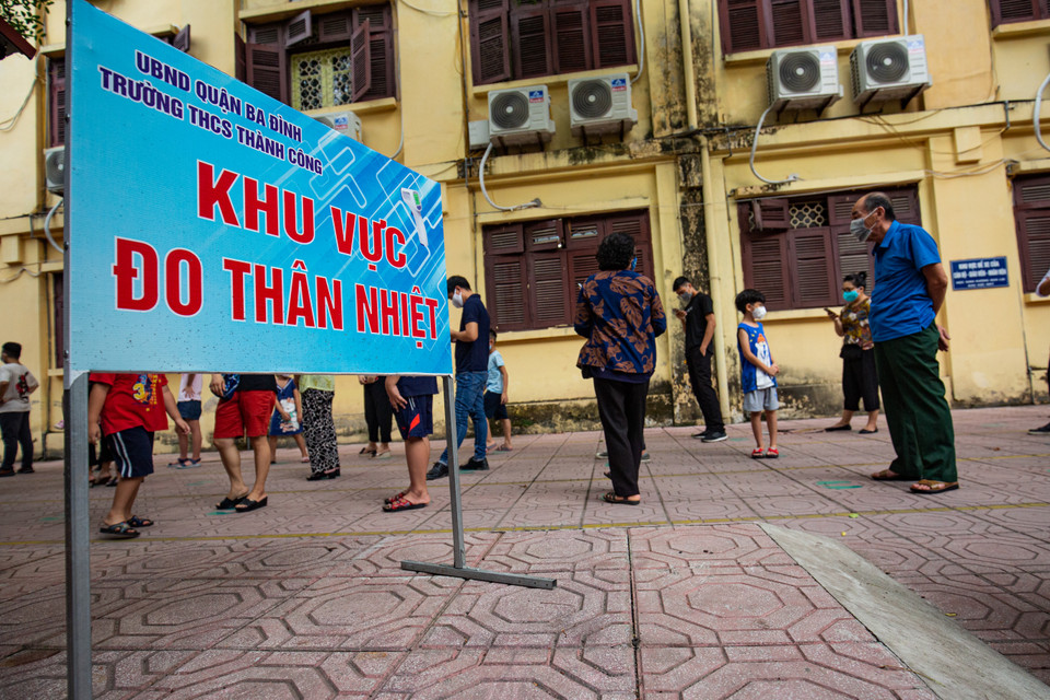 Người dân thực hiện đeo khẩu trang, vệ sinh sát trùng tay và cách nhau 2m theo đúng quy định.