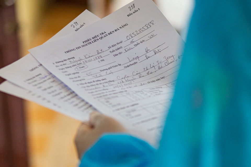 Khác với phết họng tìm kháng nguyên (xác virus hoặc virus đang sinh sôi tại họng), xét nghiệm cho kết quả sau 10 phút là tìm kháng thể IgM/IgG trong máu.