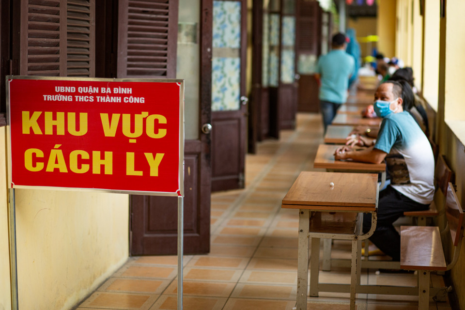 Đội ngũ y bác sĩ phải làm việc và tiếp xúc liên tục với người dân.