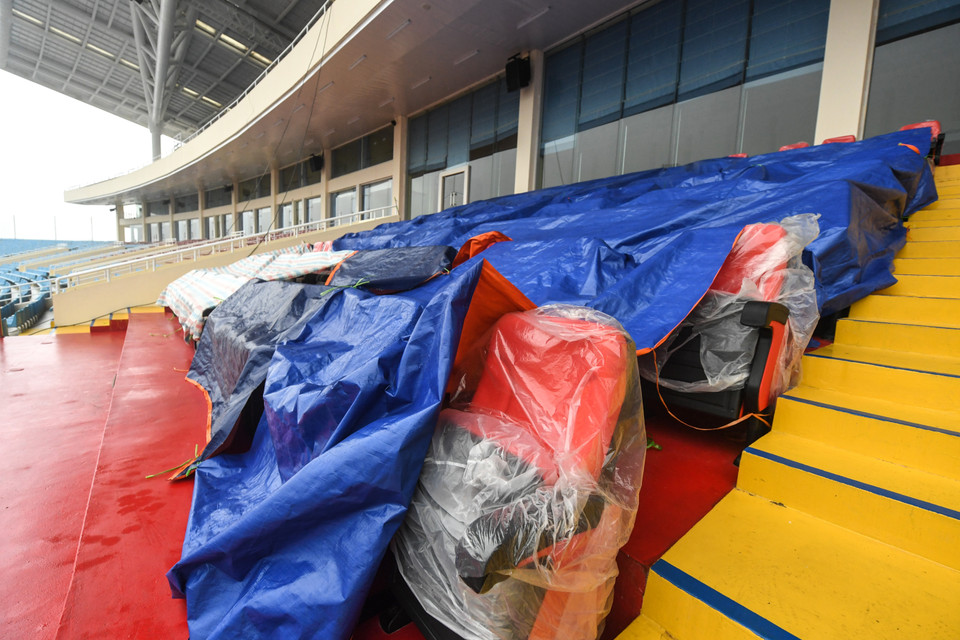 Mọi công tác đang ở khâu hoàn thiện cuối cùng nên hình ảnh bừa bộn, ngổn ngang vẫn xuất hiện tại sân vận động Mỹ Đình. (Ảnh: PV/Vietnam+)