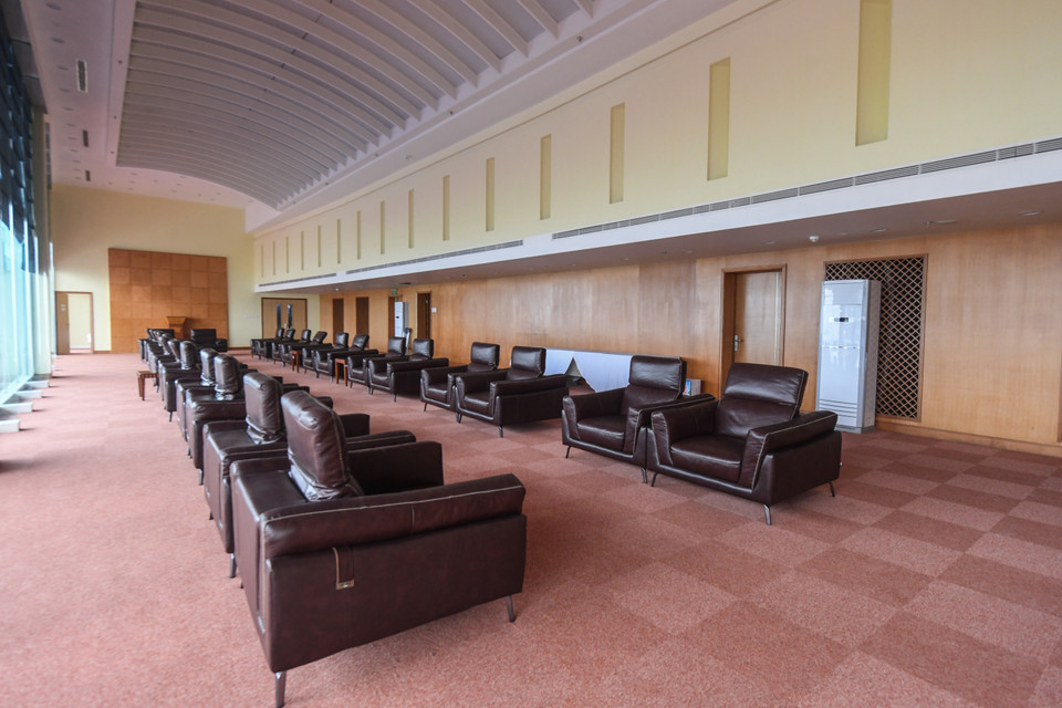 Tuy nhiên, một số hạng mục trong sân Mỹ Đình như phòng đón tiếp khách đã được hoàn thiện, khác hẳn với hình ảnh bị dột nước, thảm trải sàn ẩm ướt như trước đây. (Ảnh: PV/Vietnam+)