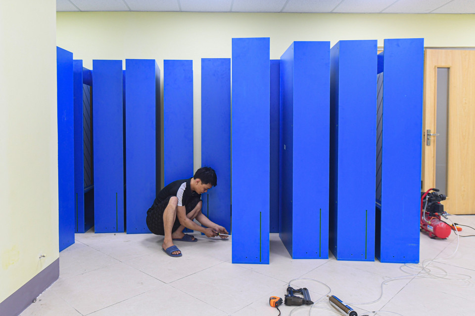 Phòng thay đồ tại sân Mỹ Đình đang được lắp đặt những thiết bị mới. (Ảnh: PV/Vietnam+)