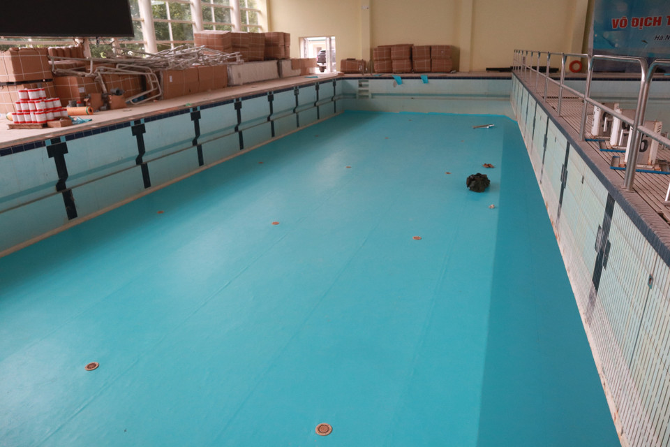 Hình ảnh bể bơi chưa được lắp đặt, xả nước và đưa vào trạng thái sẵn sàng hoạt động. (Ảnh: PV/Vietnam+)