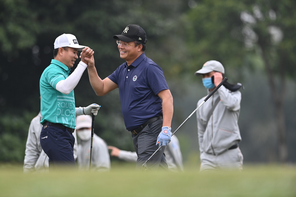 Với thể thức mới này, ban tổ chức đã sắp xếp 2 golfer đến từ các câu lạc bộ khác nhau để cùng thi đấu trong một đội. Đây là một kiểu chơi khá quen thuộc trên thế giới và gần đây nhất xuất hiện ở giải đấu PNC Championship có sự tham gia của cha con nhà Tiger Woods cùng nhiều cặp đấu gia đình golfer danh tiếng khác trên thế giới. (Ảnh: CTV/Vietnam+)