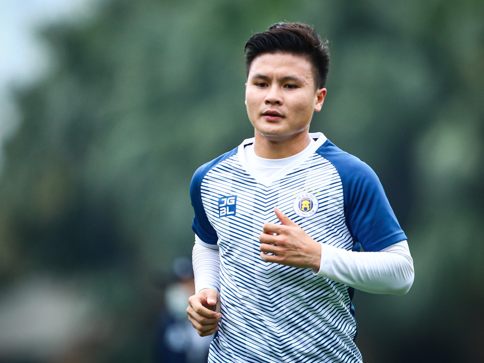 Theo nhiều đồn đoán, Quang Hải và Hà Nội FC không tìm được tiếng nói chung ở khoản tiền lương và lót tay để tiếp tục gắn bó. Tiền vệ số 19 nhiều khả năng sẽ rời đội bóng Thủ đô trong thời gian sắp tới. (Ảnh: PV/Vietnam+)