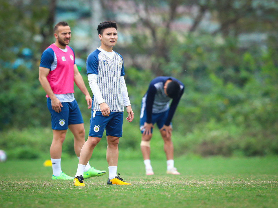 Chia sẻ trong buổi tập, đội trưởng Văn Quyết cho biết Hà Nội FC mong muốn giữ Quang Hải ở lại. Tuy nhiên, đội bóng này ưu tiên tính tập thể chứ không chỉ phụ thuộc vào cá nhân. (Ảnh: PV/Vietnam+)