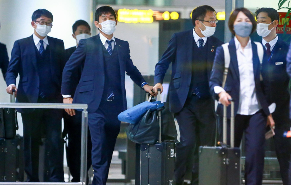 Huấn luyện viên trưởng Hajime Moriyasu và nhóm cầu thủ đang thi đấu trong nước của đội tuyển Nhật Bản đã tới Hà Nội vào tối qua (7/11) để chuẩn bị cho trận đấu với Việt Nam ở vòng loại thứ ba World Cup 2022 vào ngày 11/11 tới. (Ảnh: CTV/Vietnam+)