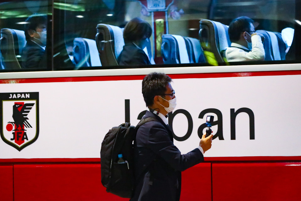 Đây là nhóm cầu thủ đầu tiên của tuyển Nhật Bản tới Việt Nam. Nhóm còn lại gồm nhiều ngôi sao đang thi đấu tại nước ngoài sẽ có mặt vào ngày mai (9/11). Trước đó, hành lý và thiết bị tập luyện lên tới 9 tấn của đội bóng xứ hoa anh đào cũng đã được chuyển tới. (Ảnh: CTV/Vietnam+)