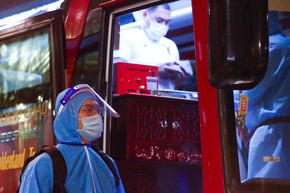 Khi nhập cảnh tới Việt Nam, thành viên đội tuyển Nhật Bản phải hoàn thành thủ tục y tế kỹ càng trước khi bước vào quy trình sinh hoạt khép kín tại khách sạn như đội tuyển Việt Nam. (Ảnh: CTV/Vietnam+)