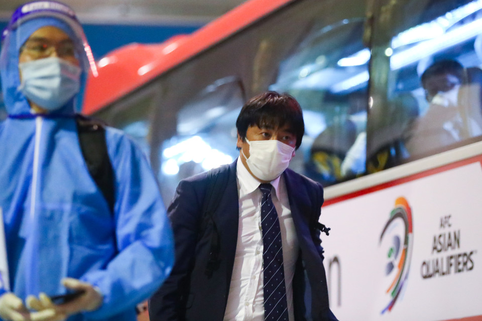 Cầu thủ và thành viên đội tuyển Nhật Bản gây ấn tượng mạnh với sự chuyên nghiệp, chỉn chu. Toàn đội mặc vest đen lịch thiệp như những câu lạc bộ, đội tuyển bóng đá hàng đầu trên thế giới. (Ảnh: CTV/Vietnam+)