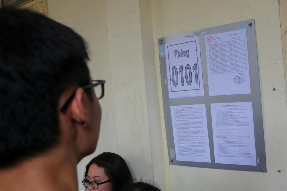 Thí sinh tập trung trước phòng thi để vào làm thủ tục dự thi. (Ảnh: Minh Sơn/Vietnam+)