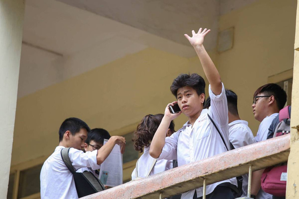 Thí sinh làm thủ tục tham dự kỳ thi Trung học Phổ thông Quốc gia. (Ảnh: Minh Sơn/Vietnam+)