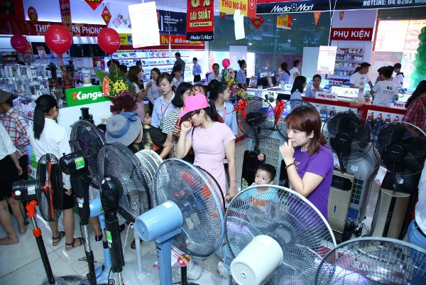 Nắng nóng khiến nhu cầu người mua các sản phẩm điện máy gia tăng đột biến. (Ảnh: Thanh Tâm/Vietnam+)