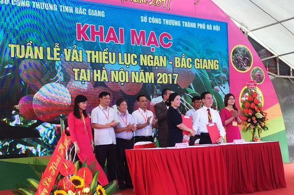 Đại diện Sở Công Thương Hà Nội và Sở Công Thương tỉnh Bắc Giang ký kết hợp tác tiêu thụ vải thiều. (Ảnh: Thanh Tâm/Vietnam+).