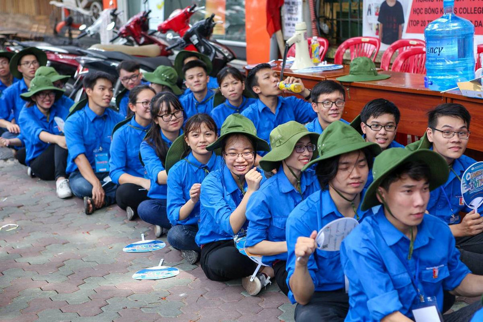 Sinh viên tình nguyện tập trung tại các điểm thi sẵn sàng hỗ trợ các thí sinh trong ngày làm thủ tục dự thi. (Ảnh: Minh Sơn/Vietnam+)