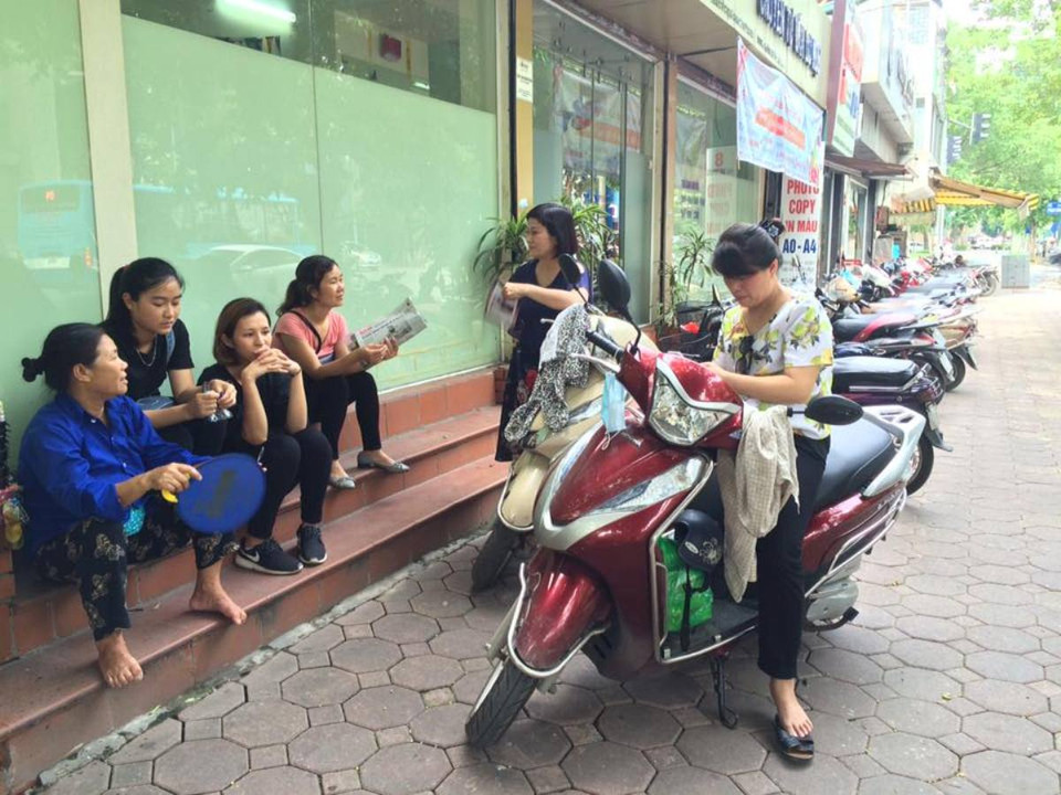 Phụ huynh đợi con làm thủ tục thi ngoài điểm trường Trung học Phổ thông Trần Phú. (Ảnh: Thanh Tâm/Vietnam+)