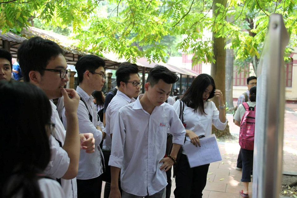 Chiều 21/6, các thí sinh tham dự kỳ thi Trung học phổ thông bắt đầu làm thủ tục dự thi. (Ảnh: Doãn Đức/Vietnam+)